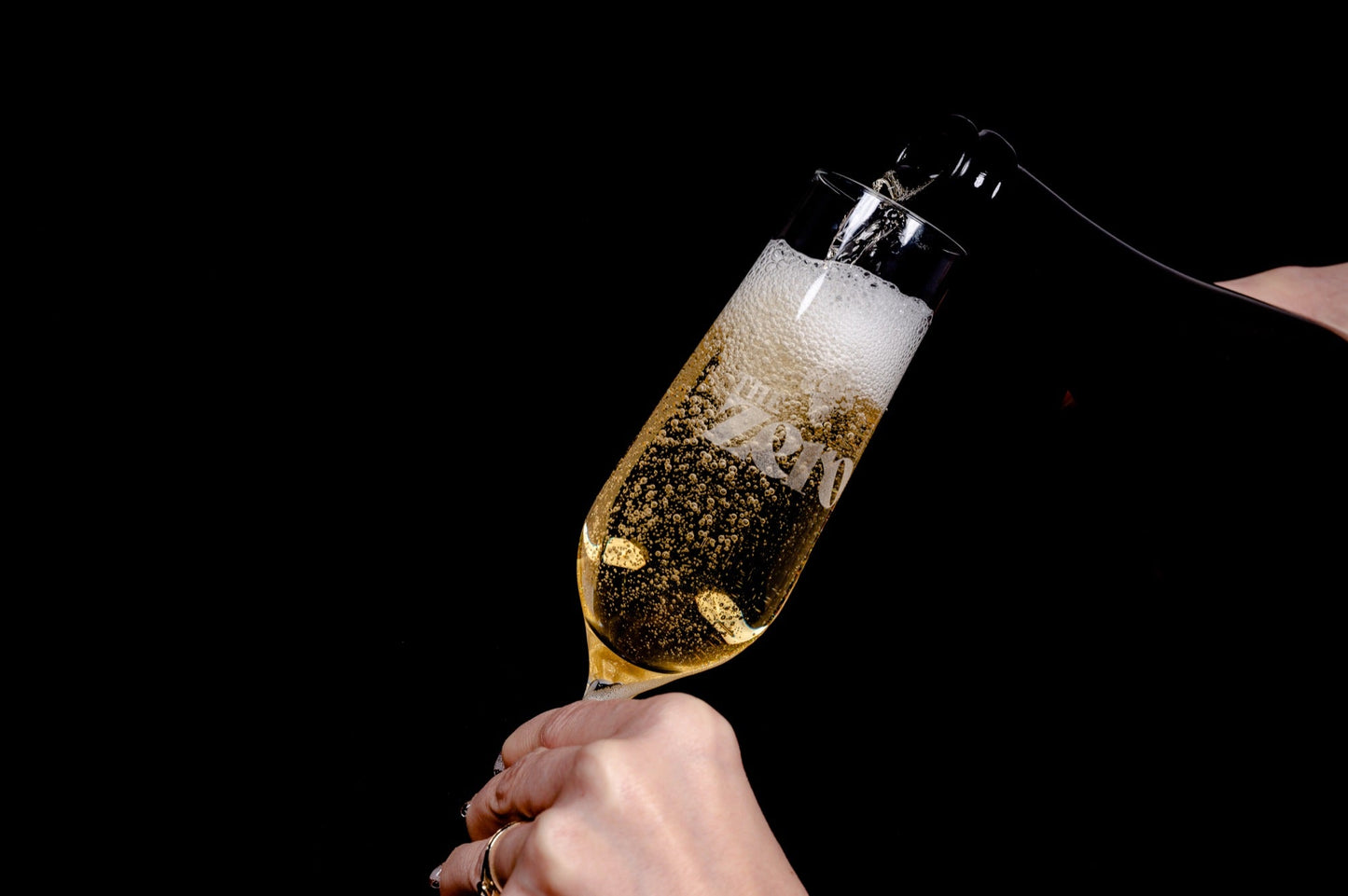 The Zero Sparkling Blanc wordt in een flûte geschonken, met fijne belletjes